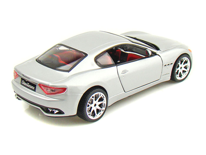 Bburago Maserati Gran Turismo (2008) Stříbrné 1:24