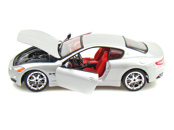 Bburago Maserati Gran Turismo (2008) Stříbrné 1:24