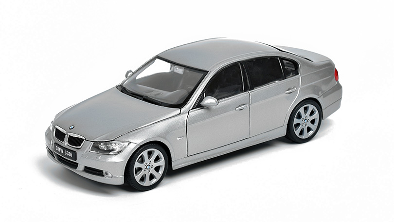 Welly BMW 330i, Stříbrné 1:24