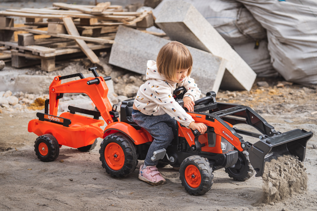 FALK Šlapací traktor Kubota M7171 s vlečkou, přední a zadní lžící