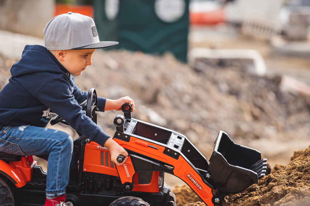 FALK Šlapací traktor Kubota M7171 s vlečkou, přední a zadní lžící