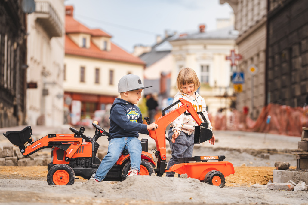 FALK Šlapací traktor Kubota M7171 s vlečkou, přední a zadní lžící