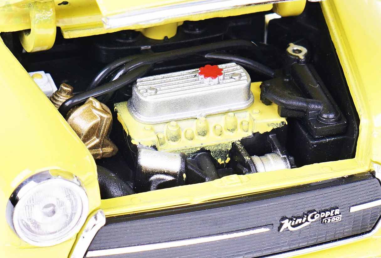 Welly MOQ Mini cooper 1300 with surf (yellow) 1:24