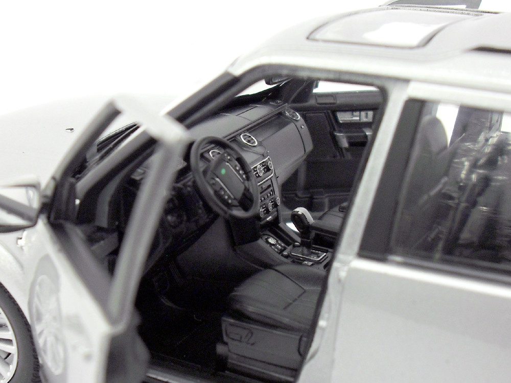Welly Land Rover Discovery 4 Stříbrný 1:24
