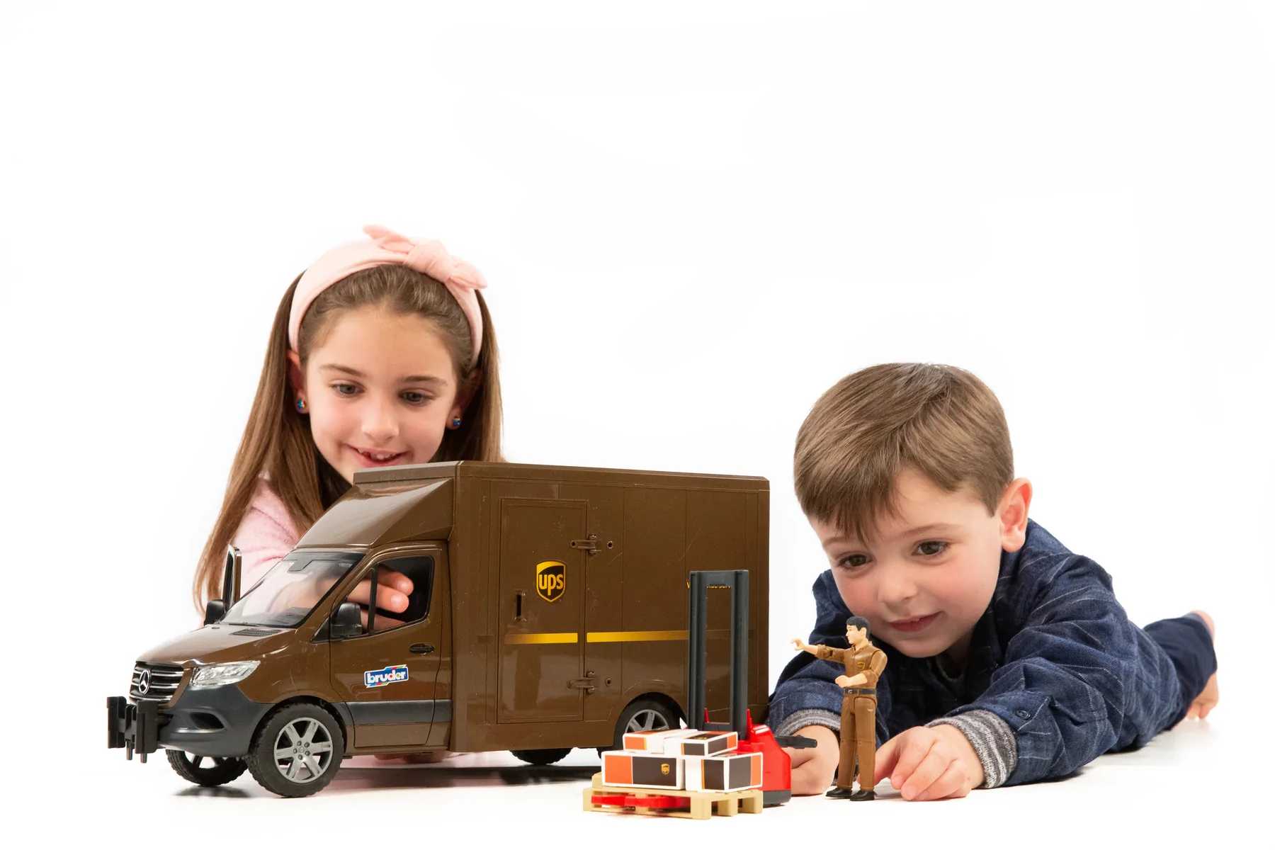 Bruder 2678 Mercedes Benz Sprinter UPS s řidičem a příslušenstvím