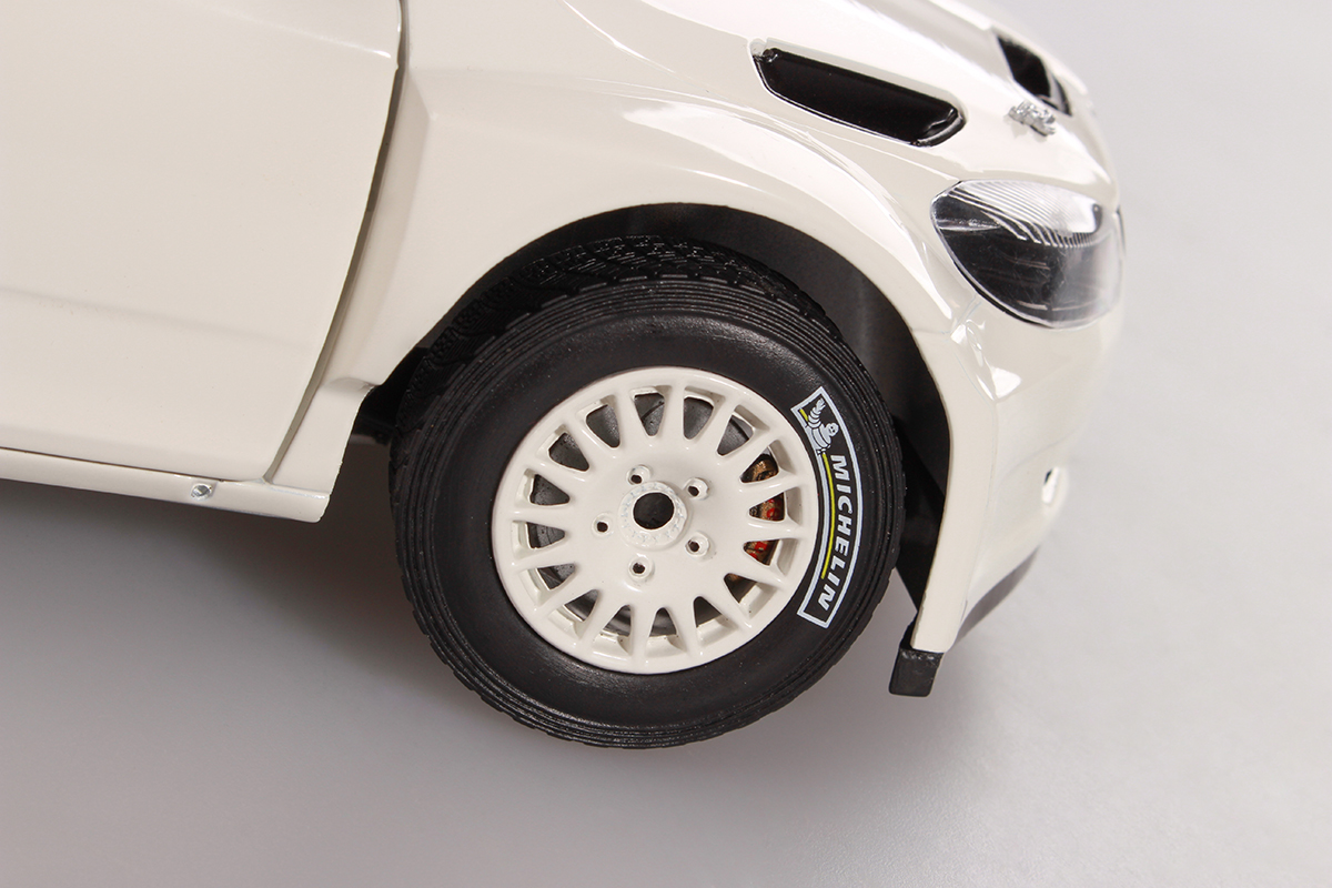 Abrex Škoda Fabia II FL S2000 (2010) Bílá 1:18, Šotolinová kola
