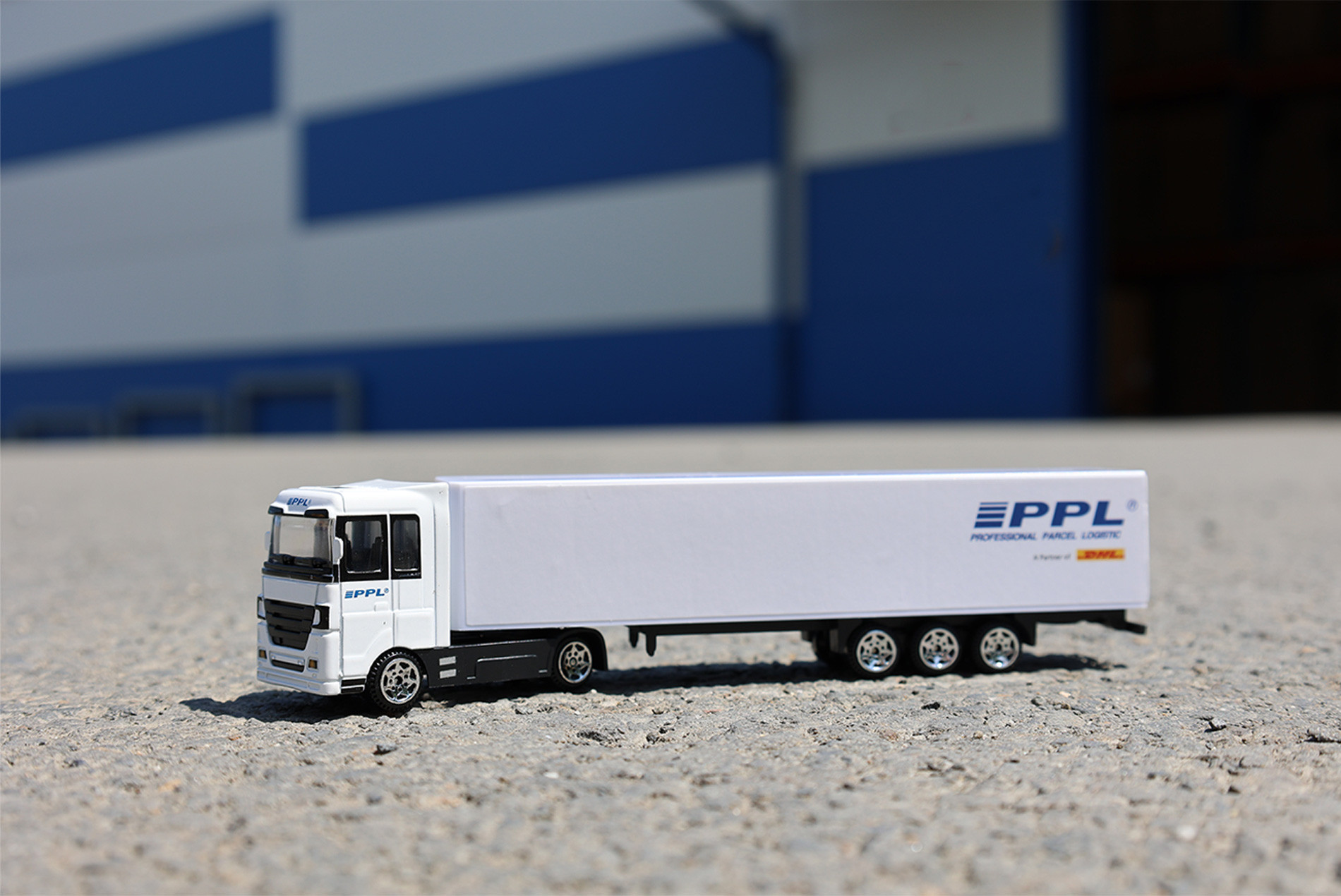 Kamion s logem přepravní společnosti PPL 1:87