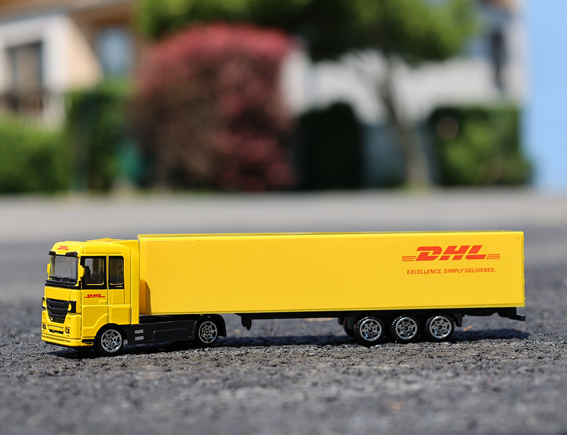 Kamion s logem přepravní společnosti DHL 1:87