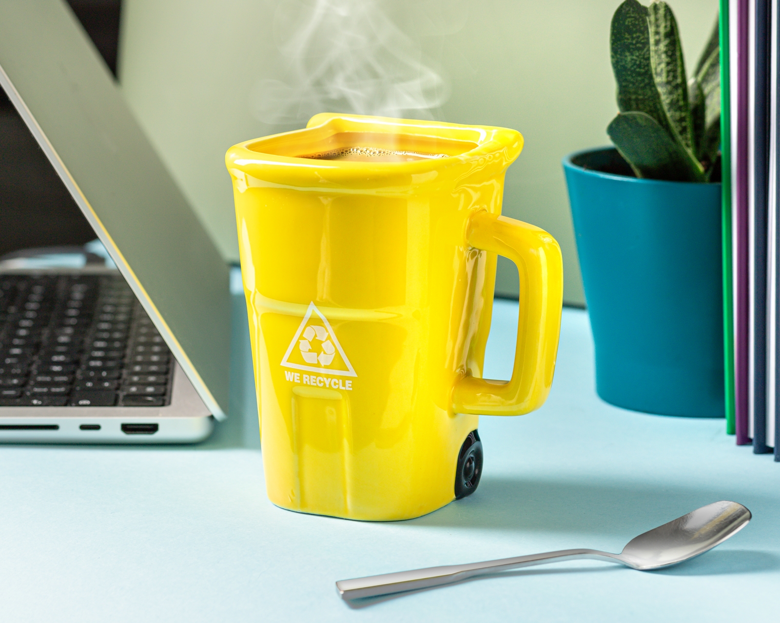 Žlutý hrnek - odpadkový koš pro milovníky recyklace