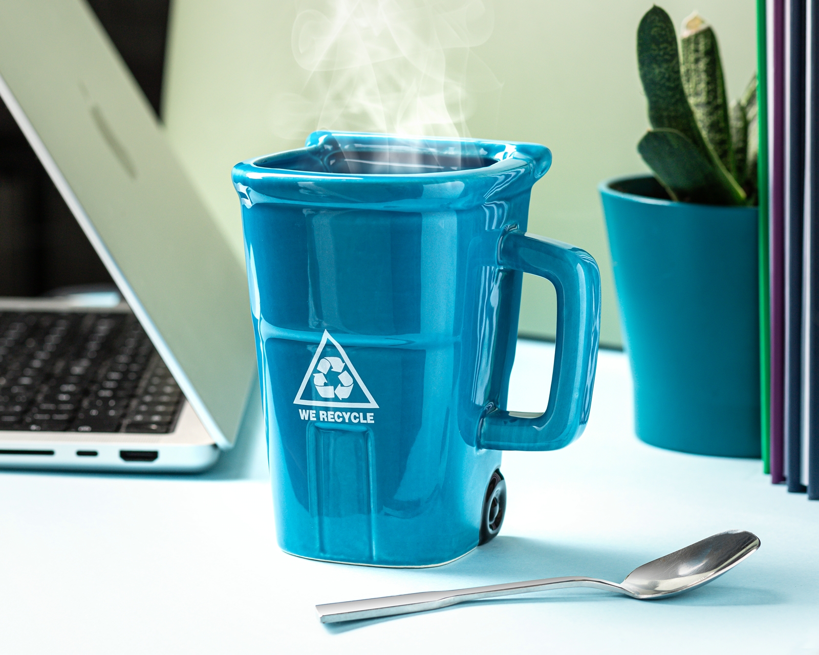 Modrý hrnek - odpadkový koš pro milovníky recyklace