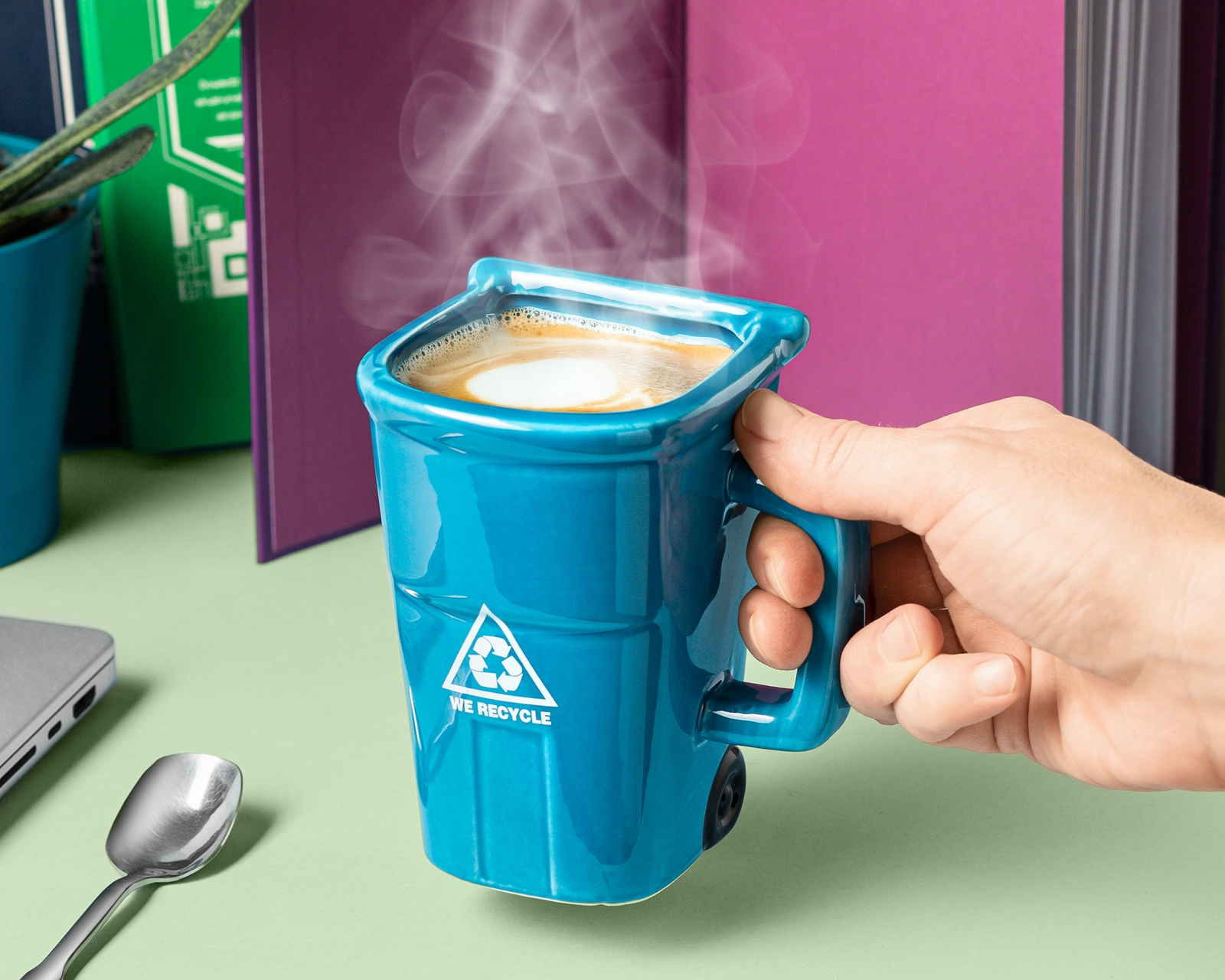 Modrý hrnek - odpadkový koš pro milovníky recyklace