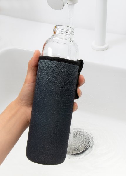 Kikkerland Skleněná láhev s hadím obalem, 600 ml.