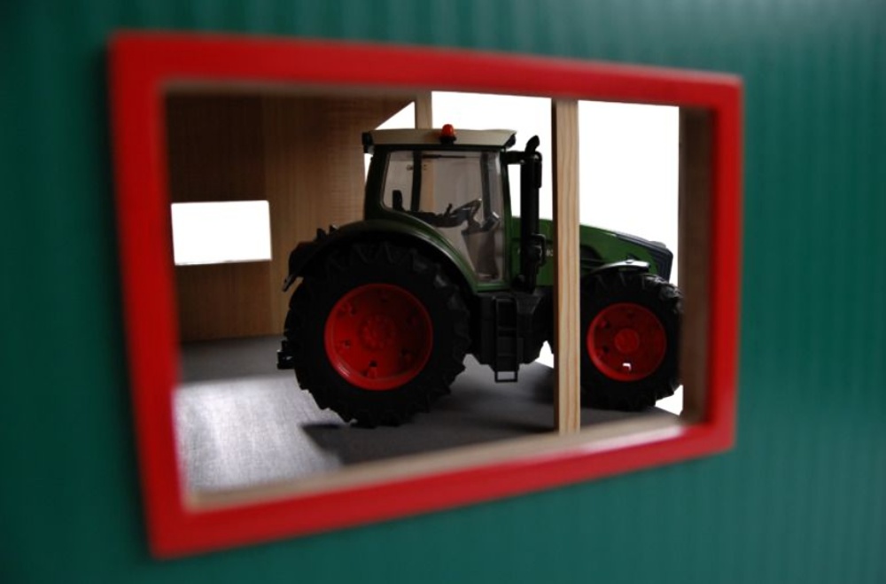 Kids Globe Farming Garáž dřevěná 1:16 pro 3 traktory, 55,5x75x43,5cm
