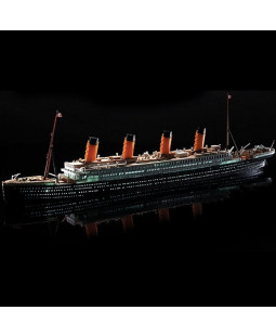 R.M.S. Titanic je dárková sada stavebnice ke slepení obsahující model  lodě Titanic z barevného plastu a s LED setem pro rozsvícení lodě.