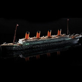 R.M.S. Titanic je dárková sada stavebnice ke slepení obsahující model  lodě Titanic z barevného plastu a s LED setem pro rozsvícení lodě.