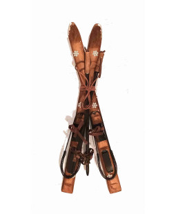 Přeneste si kouzlo zimních radovánek domů se zimní dekorací ve tvaru starých lyží. Tato unikátní dekorace zachycuje prvky zimních sportů a nostalgie za dávnými časy. 