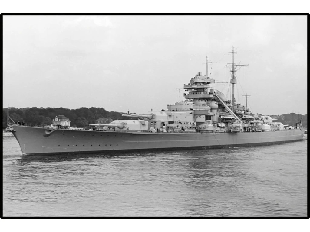 Cobi 4854 II WW Battleship Bismarck, 1:700, 590 kostek