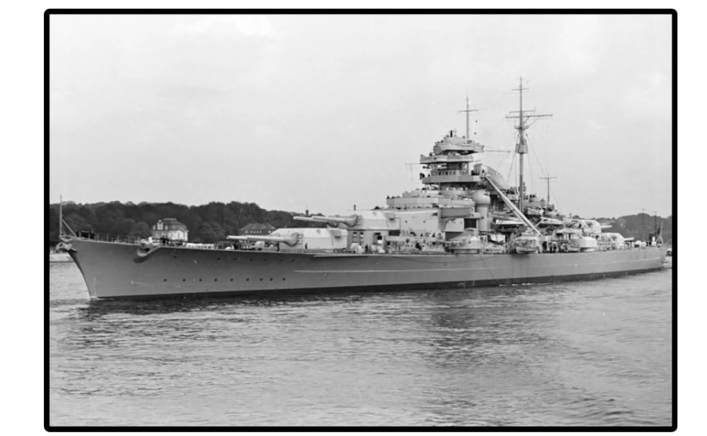 Cobi 4860 II WW Battleship Bismarck, 1:300, 3204 kostek