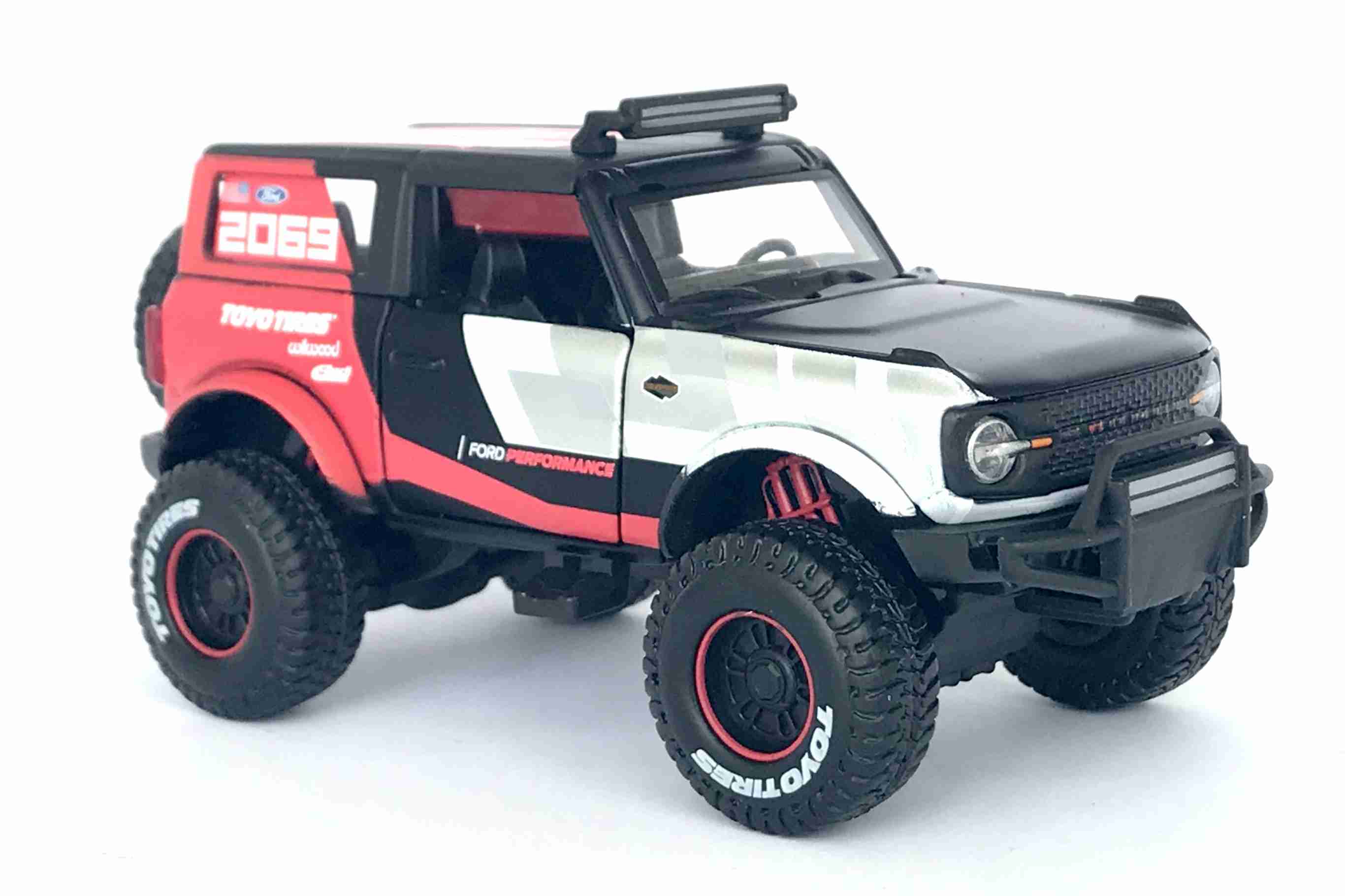 Maisto Ford Bronco 4x4 Rebels, stříbrno-červený