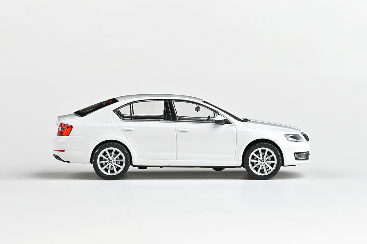 Abrex Škoda Octavia III (2012) Bílá Candy 1:43